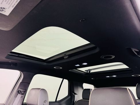 Used 2023 Chevrolet Traverse Premier FWD image 23
