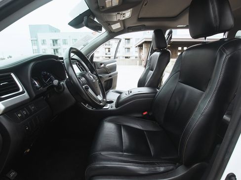 Used 2017 Toyota Highlander XLE image 12