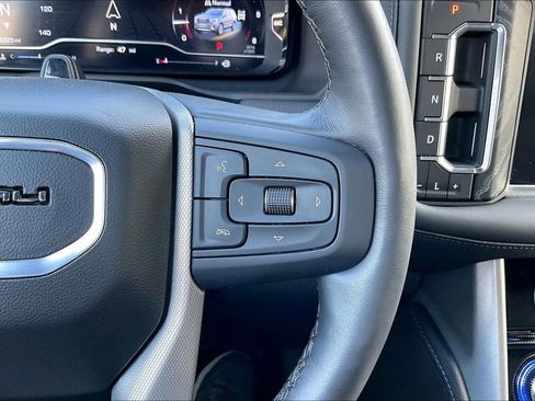 Used 2024 GMC Yukon Denali w/ Advanced Technology Package image 24