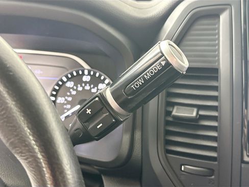 Used 2022 Nissan Titan SV w/ SV Convenience Package image 21