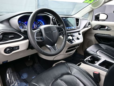 Used 2022 Chrysler Pacifica Touring-L FWD image 14
