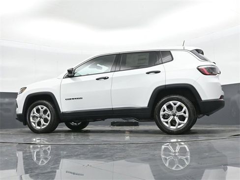 Used 2025 Jeep Compass Sport image 36
