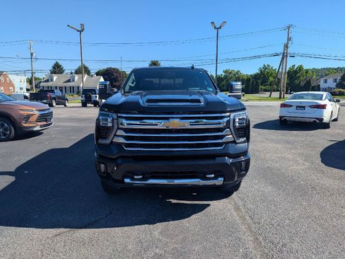 Used 2024 Chevrolet Silverado 2500 High Country w/ Technology Package AWD/4WD image 2