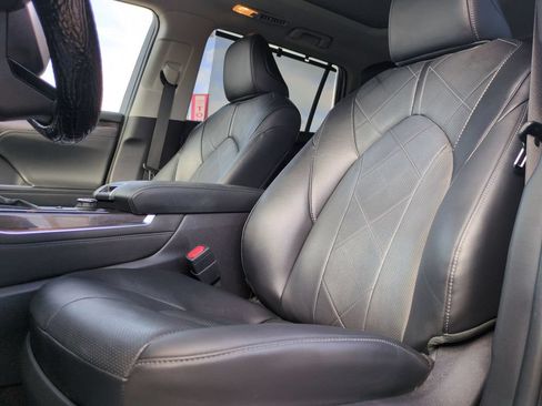 Used 2025 Toyota Highlander Platinum AWD/4WD image 13