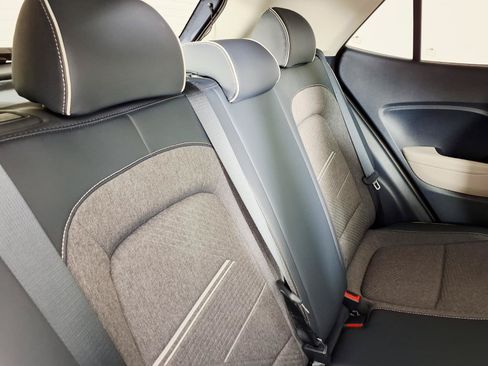 Certified 2024 Hyundai Venue Limited FWD image 12