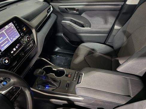 Used 2020 Toyota Highlander L FWD image 32