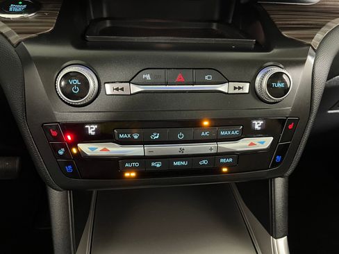 Used 2020 Ford Explorer Limited image 16