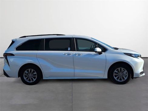 Used 2025 Toyota Sienna XLE image 6