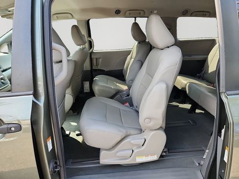 Used 2020 Toyota Sienna L image 8