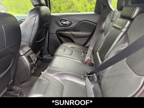Used 2019 Jeep Cherokee Trailhawk AWD/4WD image 7