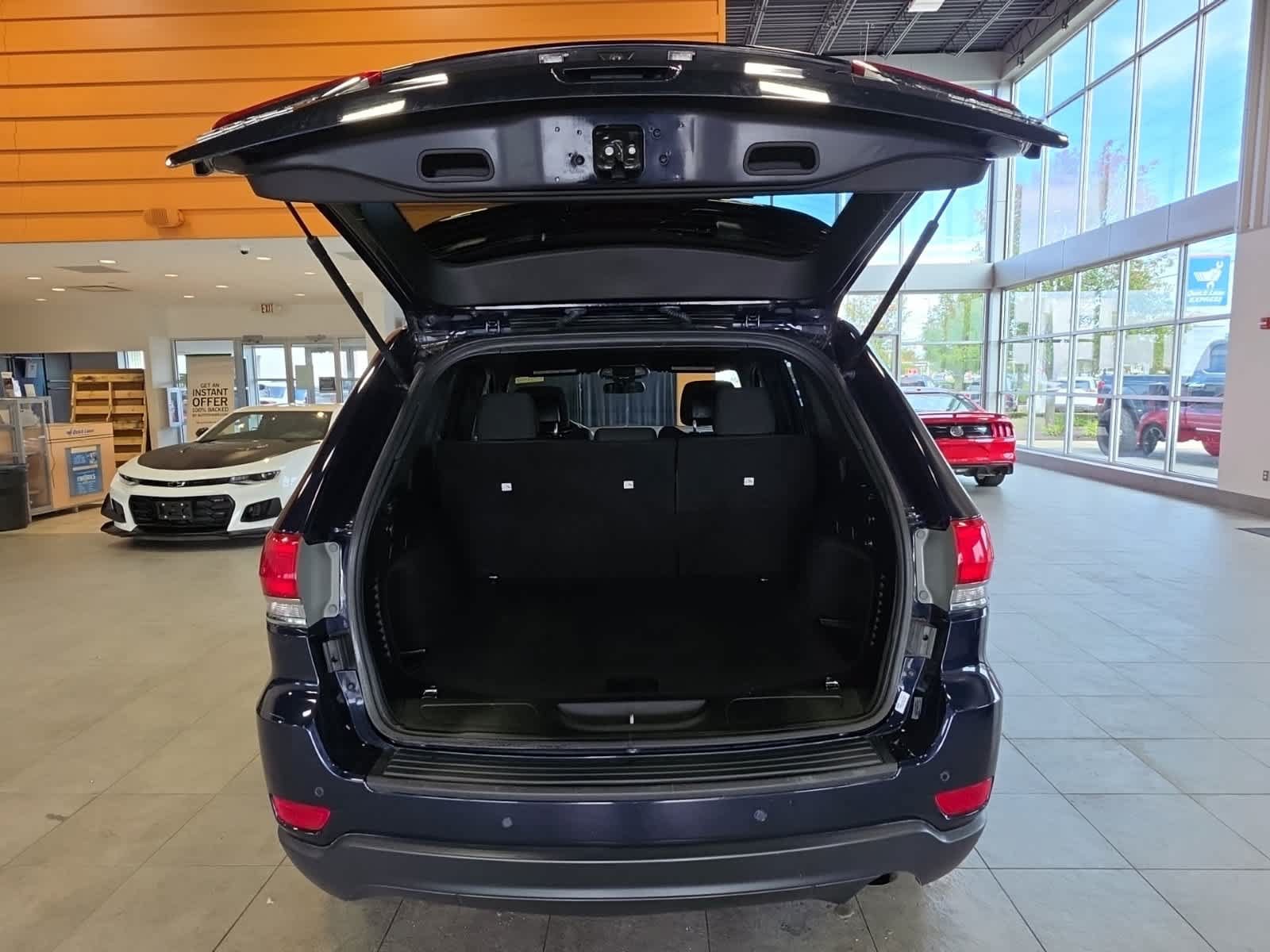 Used 2018 Jeep Grand Cherokee Laredo AWD/4WD image 9