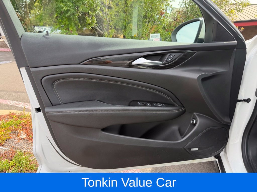 Used 2018 Buick Regal Essence w/ Driver Confidence Package #1 AWD/4WD image 11