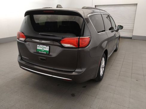 Used 2017 Chrysler Pacifica Touring-L image 7