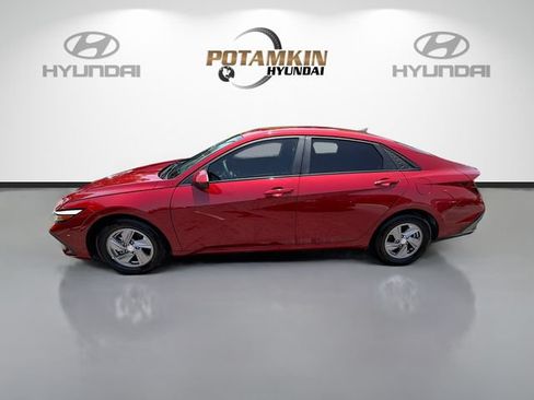 Used 2025 Hyundai Elantra SE w/ Cargo Package FWD image 8