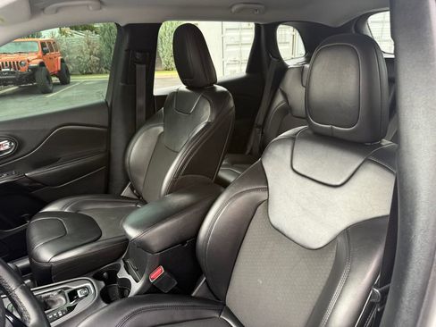 Used 2020 Jeep Cherokee Latitude Plus AWD/4WD image 21