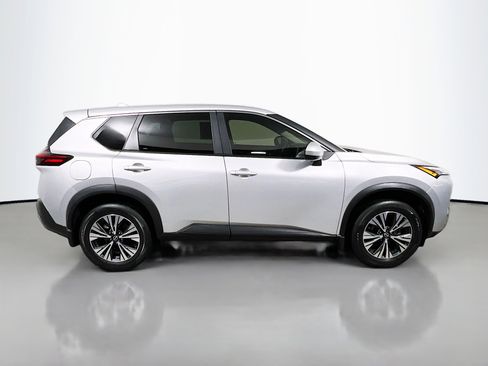 Used 2023 Nissan Rogue SV image 3