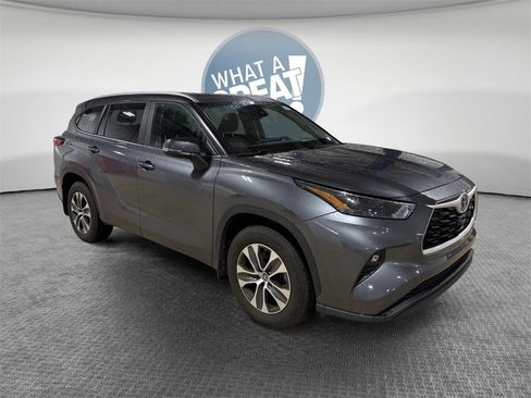Used 2023 Toyota Highlander XLE image 1