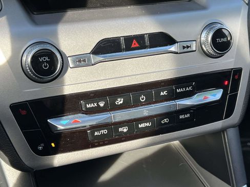 Used 2022 Ford Explorer XLT w/ Equipment Group 202A image 16