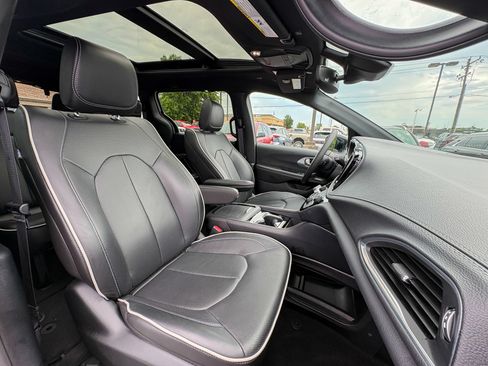 Used 2026 Chrysler Pacifica Limited FWD image 28