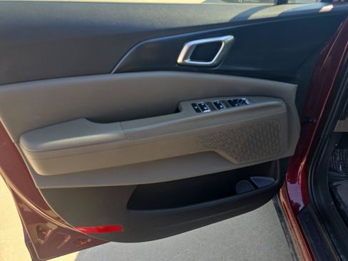 Used 2025 Kia Carnival FWD image 20