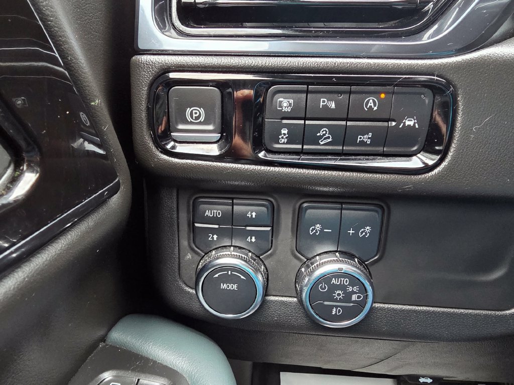 Used 2025 GMC Yukon AT4 AWD/4WD image 33