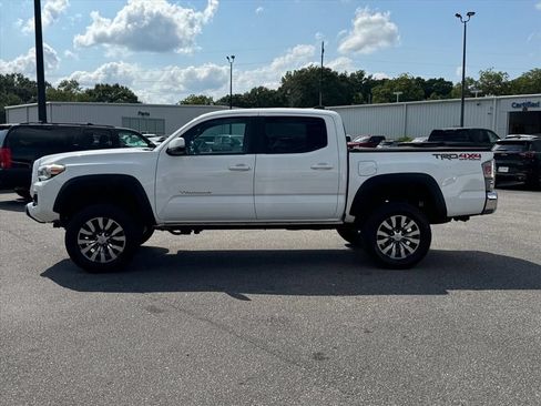 Used 2020 Toyota Tacoma TRD Off-Road AWD/4WD image 6