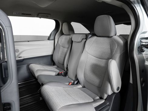 Used 2022 Toyota Sienna LE image 17