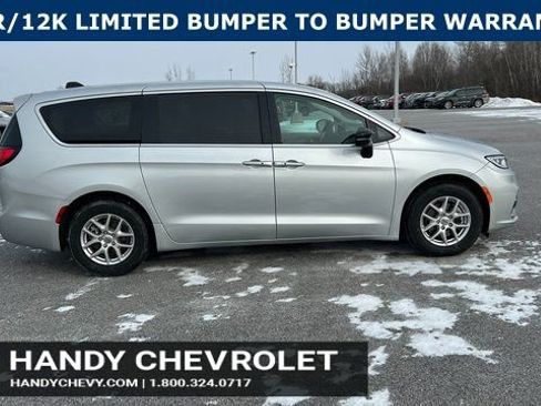 Used 2024 Chrysler Pacifica Touring-L image 2