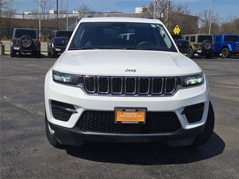 Used 2024 Jeep Grand Cherokee Laredo AWD/4WD image 4