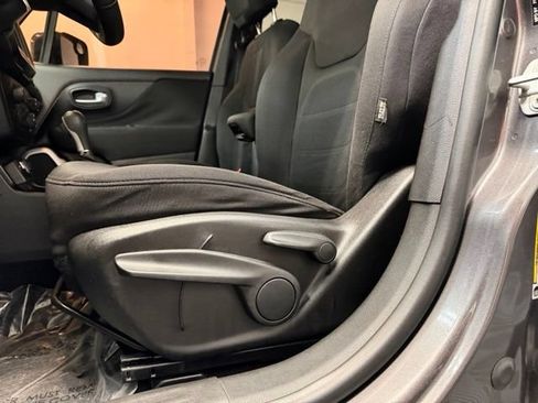 Used 2018 Jeep Renegade Latitude FWD image 14