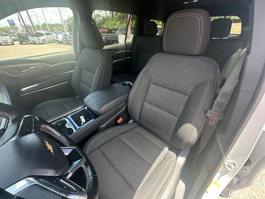 Used 2025 Chevrolet Traverse LT FWD image 19