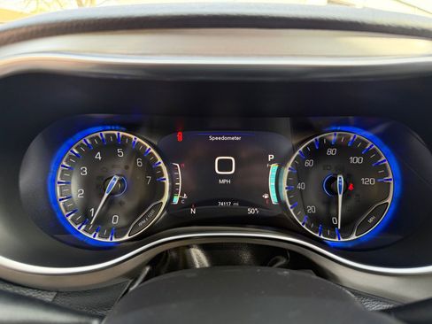 Used 2022 Chrysler Pacifica Limited w/ Uconnect Theater Family Group image 17