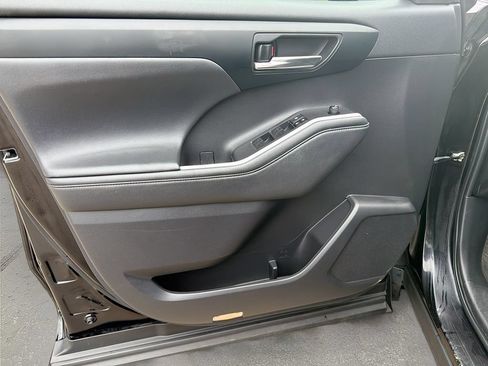 Used 2022 Toyota Highlander XLE AWD/4WD image 24