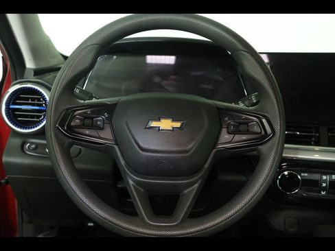 Used 2025 Chevrolet Trax LT FWD image 10