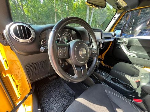 Used 2015 Jeep Wrangler Unlimited Sahara w/ Connectivity Group AWD/4WD image 19