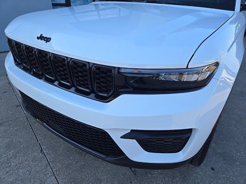 New 2025 Jeep Grand Cherokee Altitude image 16