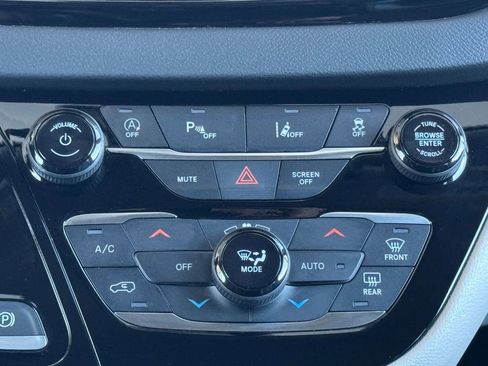 Used 2024 Chrysler Pacifica Touring-L image 19