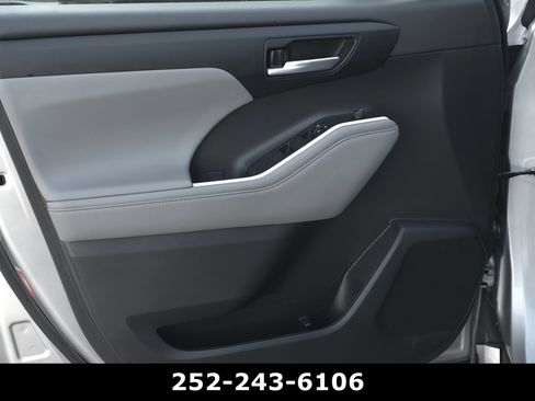 Used 2023 Toyota Highlander XLE FWD image 25