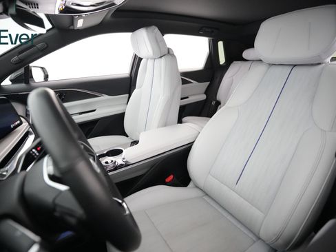 Used 2024 Cadillac Lyriq Luxury w/ LPO, Floor Liner Package AWD/4WD image 4