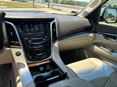Used 2017 Cadillac Escalade Premium Luxury AWD/4WD image 17