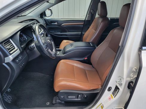 Used 2017 Toyota Highlander AWD V6 image 11