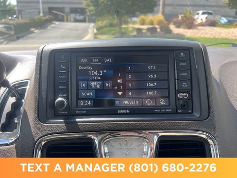 Used 2016 Chrysler Town & Country Touring FWD image 21