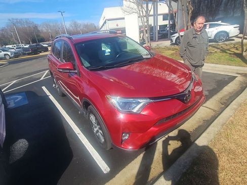 Used 2018 Toyota RAV4 XLE image 21