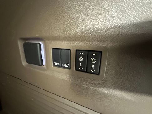 Used 2021 GMC Yukon Denali w/ Denali Premium Package image 19