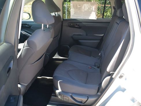 Used 2021 Toyota Highlander LE AWD/4WD image 21