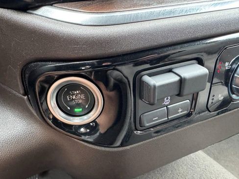 Used 2025 GMC Sierra 1500 SLT AWD/4WD image 23