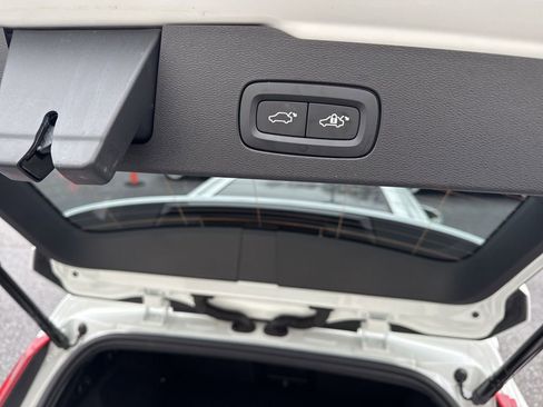 Used 2025 Volvo V60 B5 Cross Country Plus image 11