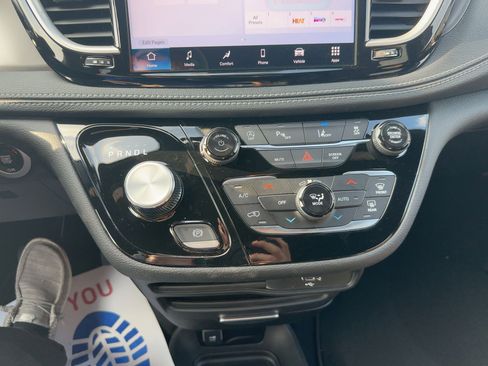 New 2026 Chrysler Pacifica Select FWD image 21