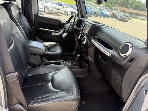 Used 2014 Jeep Wrangler Unlimited Sahara AWD/4WD image 14