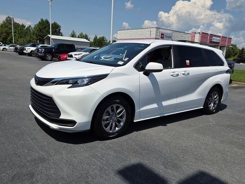 Used 2025 Toyota Sienna LE FWD image 3